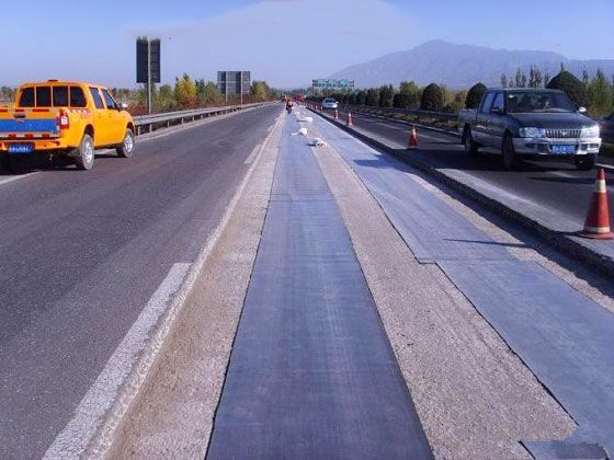 关于防裂贴处理沥青路面裂缝的技术