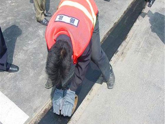 晟飞工程材料浅析防裂贴的施工过程