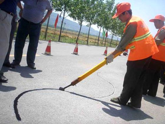 路面养护中灌缝胶使用注意事项