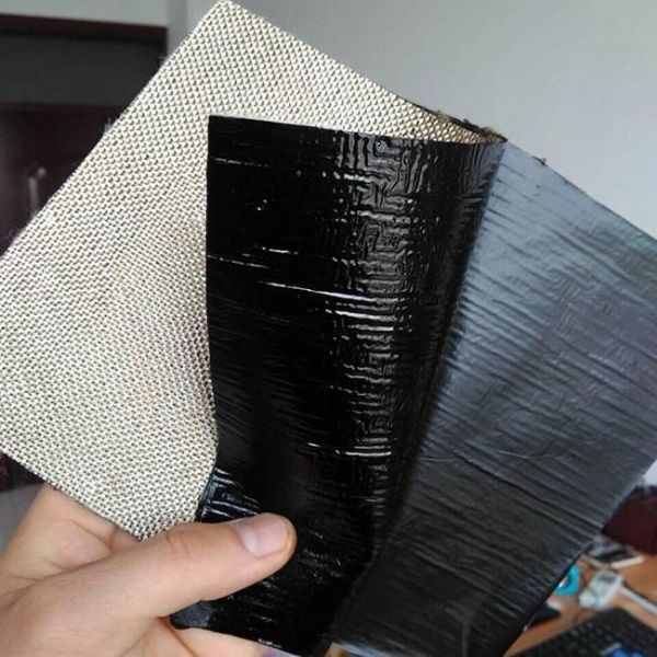 路面抗裂贴的作用与施工优点:
