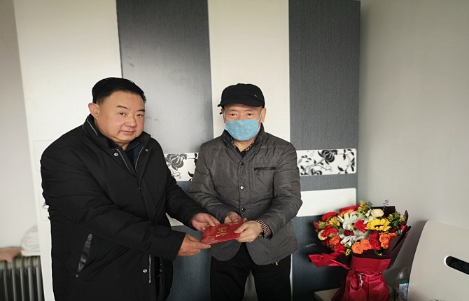 迎新春  送温暖  香港宝典六资料大全春节慰问离休老党员、老干部